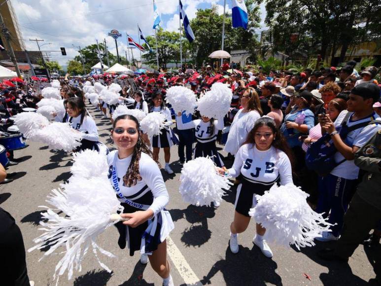 Bellas y relucientes: las sonrisas que más cautivaron en los Desfiles Patrios 2023