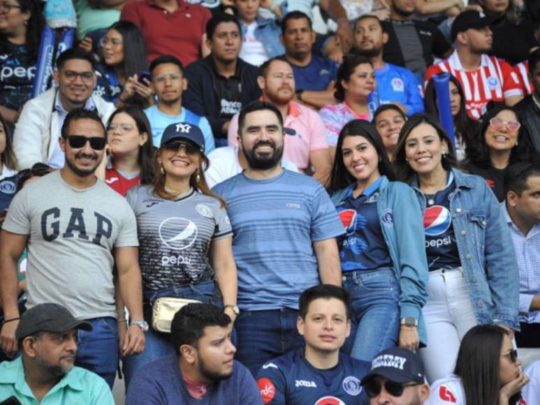 Hermosas chicas roban miradas en la final de ida Motagua-Olimpia