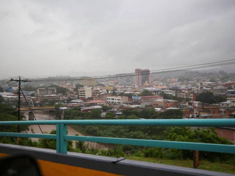 Fuertes lluvias oscurecen Tegucigalpa en pleno mediodía este martes