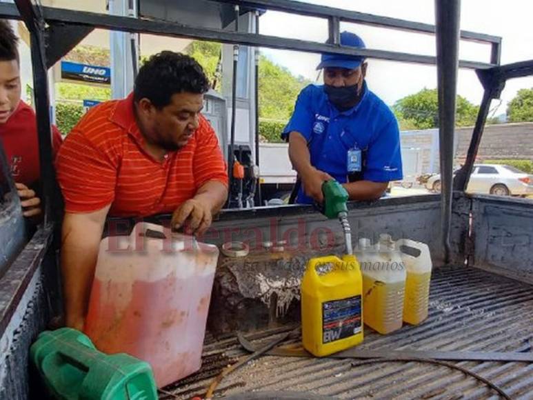 ¡Caos! Conductores abarrotan gasolineras para abastecerse de combustible