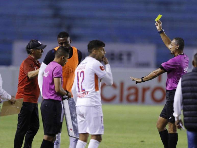 Lluvia de amarillas, polémica y crisis aurinegra: las imágenes del triunfo de Olimpia sobre Real España