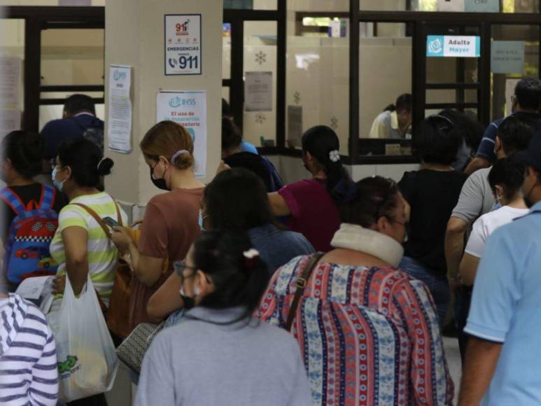 “Están haciendo fila desde ayer”: continúa odisea para conseguir una cita en el IHSS