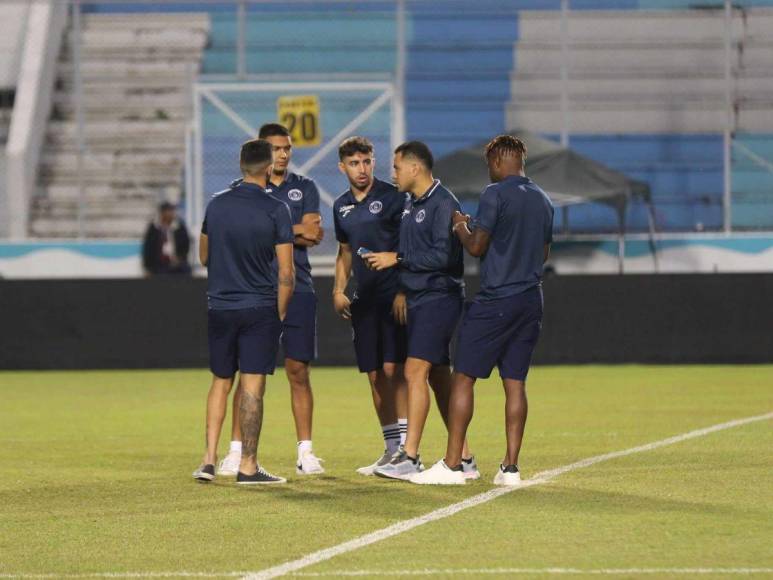 Aficionados le ponen ambiente al clásico Motagua - Olimpia en el Estadio Nacional