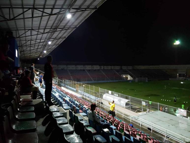 A oscuras y bajo la lluvia: los sinsabores que dejó el Vida vs. Marathón