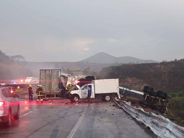 Accidente en autopista de Querétaro provocó 20 kilómetros de caos vial: las impactantes imágenes