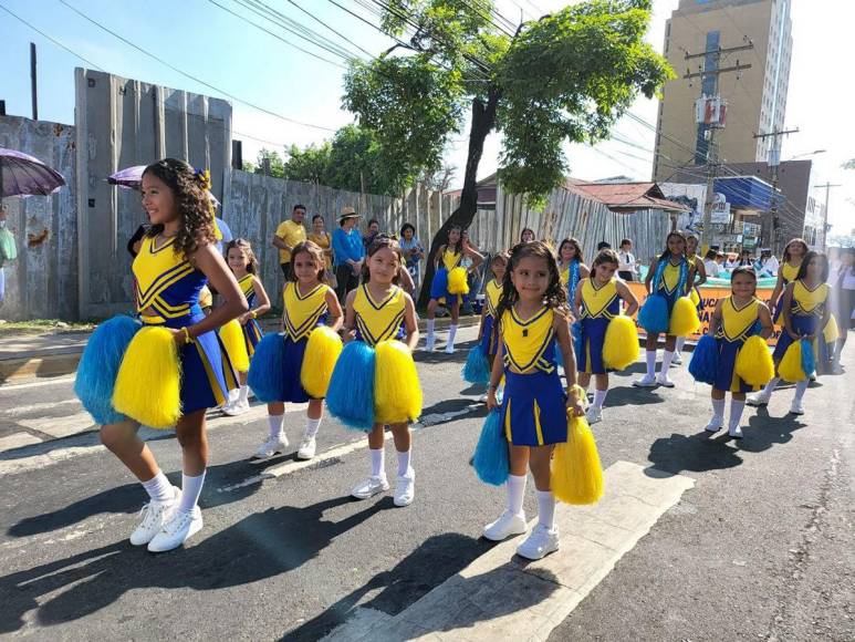 Escuelas de San Pedro Sula rinden homenaje en el 203 aniversario de Independencia Patria