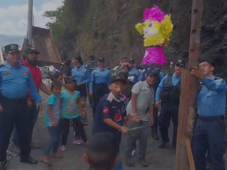 Policía Nacional le celebra el Día del Niño a menores que recolectan basura