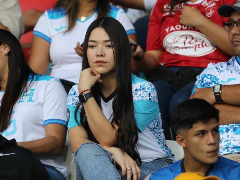 Bellas chicas roban miradas en previa del Honduras vs. Cuba