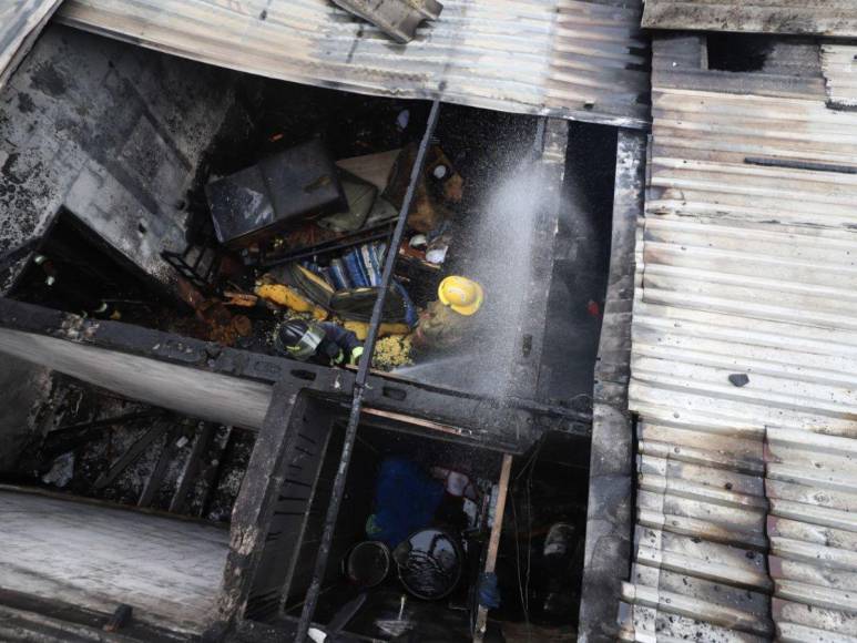 Imágenes tras el incendio que dejó cinco miembros de una familia muertos en Ciudad Lempira