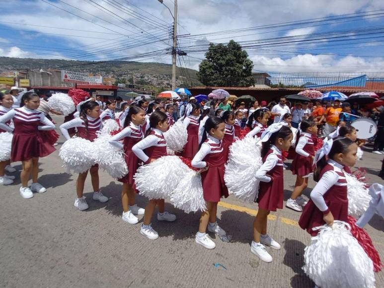 Así resaltaron las palillonas y pomponeras de primaria en las fiestas de independencia 2023