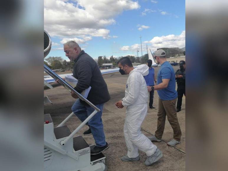 Vestido de overall impermeable blanco y bajo resguardo policial: así fue la extradición hacia EEUU del exalcalde de Yoro, Arnaldo Urbina Soto