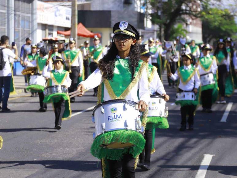 Con fervor y patriotismo, bandas marciales deslumbran este 15 de septiembre