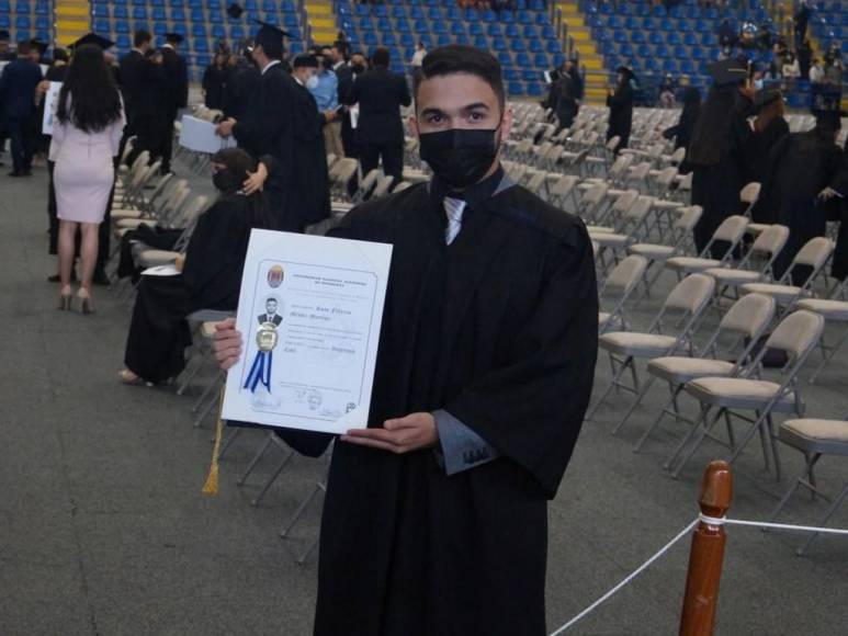 Con menciones honoríficas, UNAH realiza primeras graduaciones presenciales (Fotos)