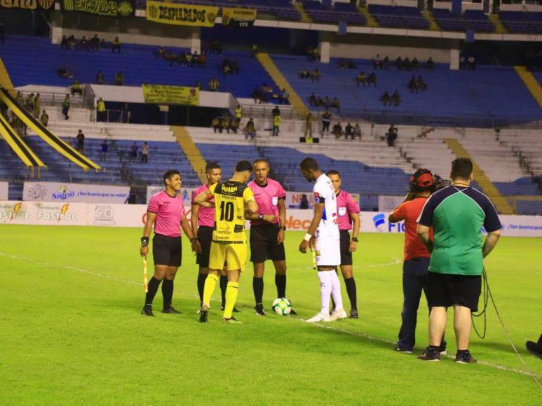 Lluvia de amarillas, polémica y crisis aurinegra: las imágenes del triunfo de Olimpia sobre Real España