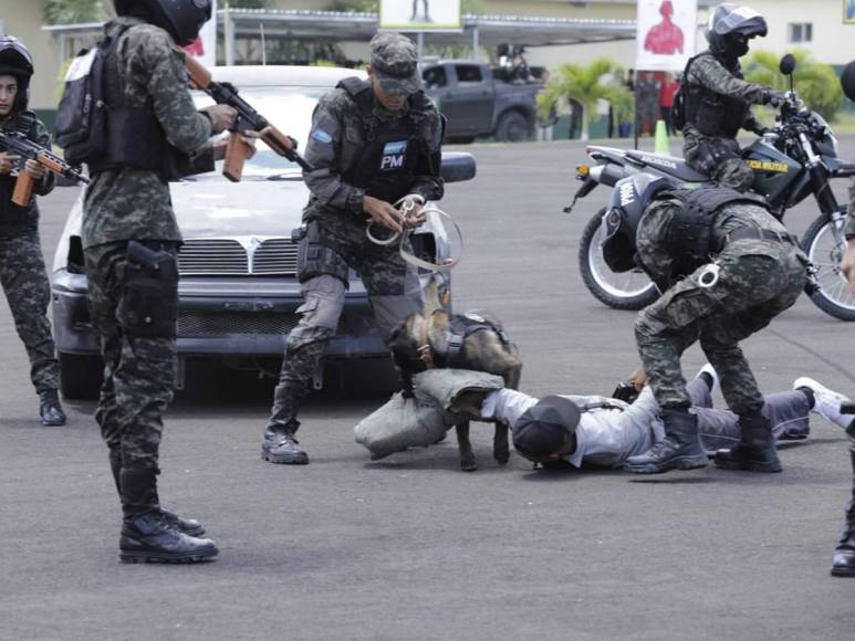 Con demostración de destrezas y entrega de reconocimientos, homenajean a la Policía Militar por su 11 aniversario