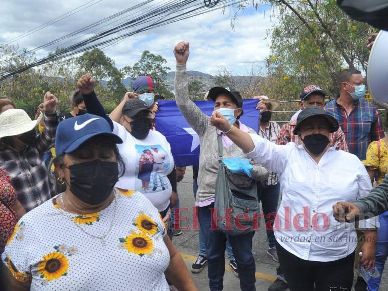 Simpatizantes de JOH protestan frente a la CSJ en apoyo a petición de arresto domiciliario (FOTOS)