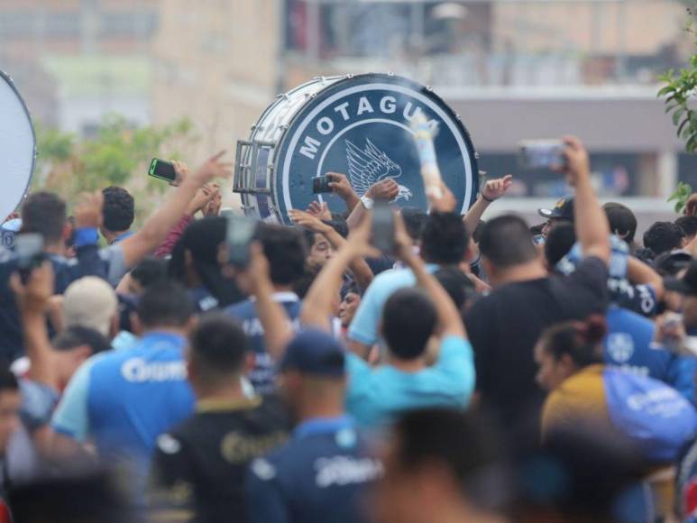 Ambientazo en el Estadio Nacional antes del clásico entre Olimpia y Motagua