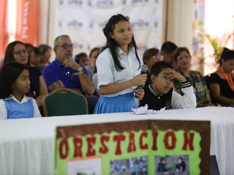 Más de 1,300 defensores del ambiente entregan a Honduras las Escuelas Amigables