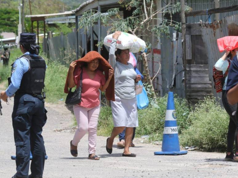 Angustia, desesperación y oraciones: el drama de los familiares que exigen información sobre sus parientes tras matanza en PNFAS