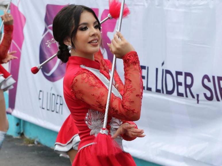 Mía Flores, palillona del Instituto Santa Mónica que deslumbró en los desfiles