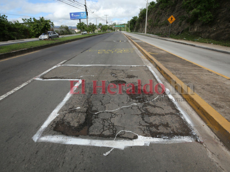 Con círculos blancos y mensajes, capitalinos exigen a la Alcaldía reparación de baches