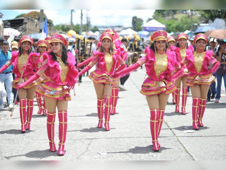 Los trajes más hermosos de las palillonas que desfilaron este 2023 en Honduras