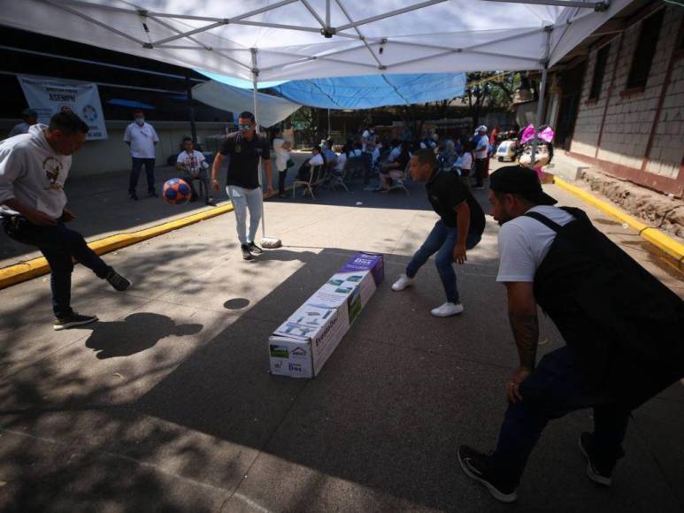 Con piñata y partido de fútbol, empleados de Medicina Forense paralizan labores y exigen aumento de salarios