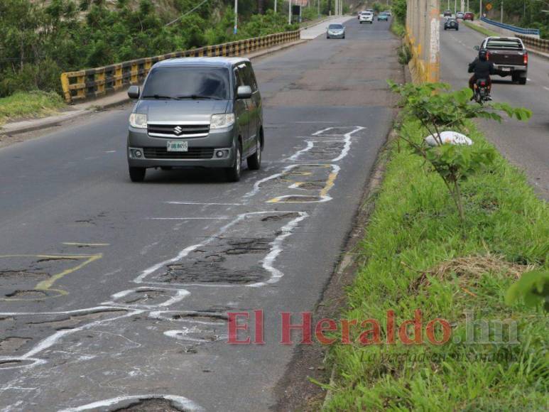 Con círculos blancos y mensajes, capitalinos exigen a la Alcaldía reparación de baches