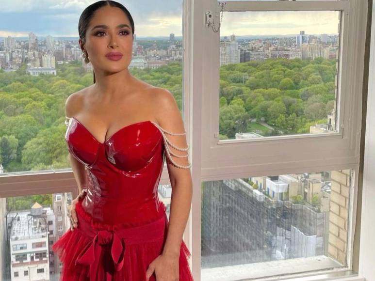 Salma Hayek niega uso de bótox; a sus 56 años revela sus secretos de belleza