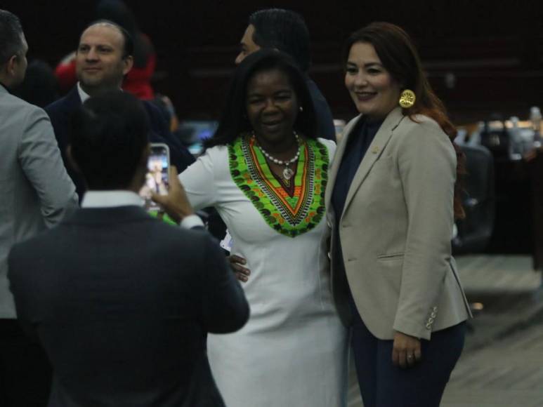 Selfies, sonrisas y pláticas: así esperan los diputados la sesión para elegir a magistrados