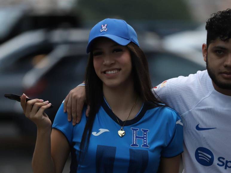 ¡Roban suspiros! Las bellezas que llegaron al duelo Honduras- México