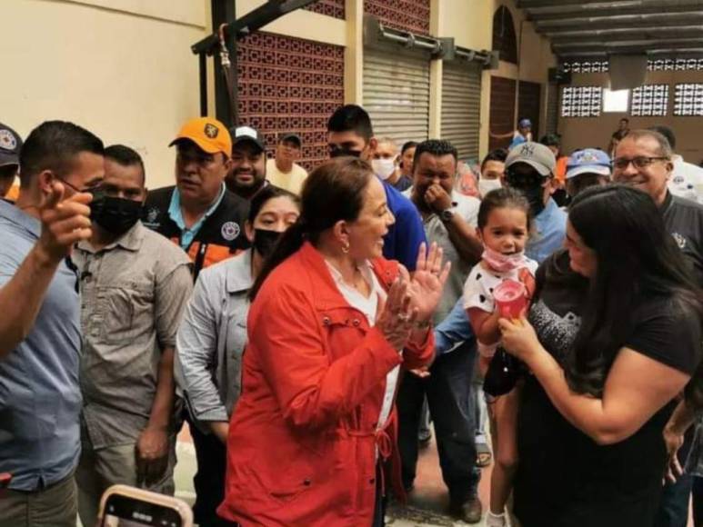 Visitó albergues y varias zonas afectadas: así fue el recorrido de Xiomara Castro en la zona norte