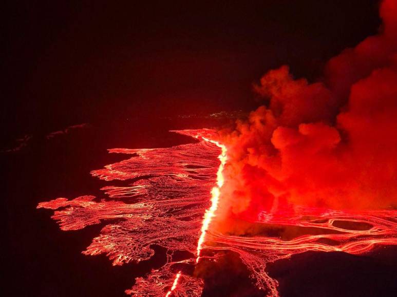 Imágenes de la erupción volcánica en Islandia; miles de personas fueron evacuadas