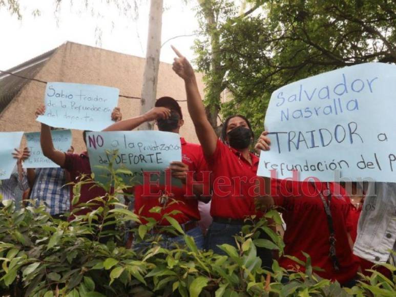 Gritos de “traidor” y agresiones a Salvador Nasralla: Así se vivió el zafarrancho en la Villa Olímpica