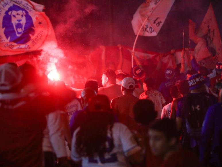 Espectacular llegada de la Ultra Fiel para el clásico Olimpia vs Motagua