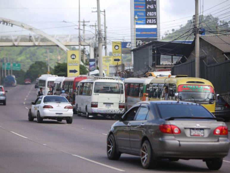 Transportistas cumplen su advertencia y paralizan sus buses en la capital