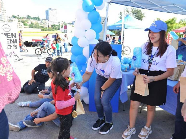 Entre trampolines y algodones de azúcar disfrutan grandes y chicos del ambiente en Vuelta Infantil 2022