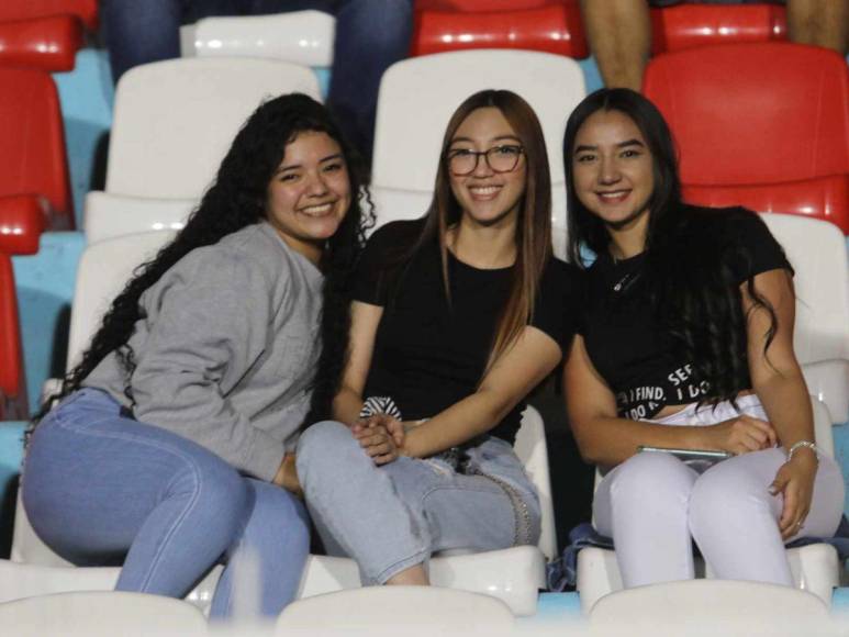 Las bellas aficionadas que roban suspiros en el Motagua-Olancho