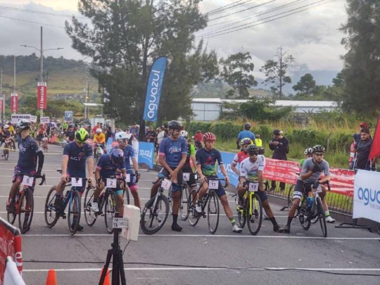 Juventud y tercera edad viven la adrenalina en la Vuelta Ciclística 2022 de EL HERALDO