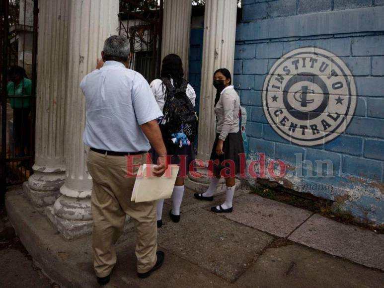 Así se vivió el retorno a clases presenciales en los centros educativos de la capital (Fotos)