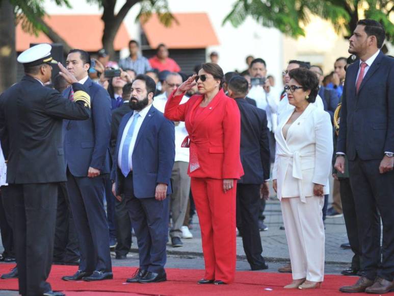 Sobrio y elegante: presidenta Xiomara Castro elige un look rojo para celebrar el 15 de septiembre