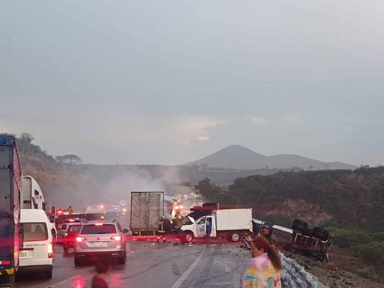 Accidente en autopista de Querétaro provocó 20 kilómetros de caos vial: las impactantes imágenes