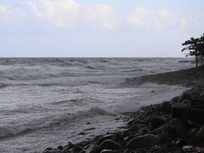 Bajas temperaturas y lluvia se registran en La Ceiba por frente frío