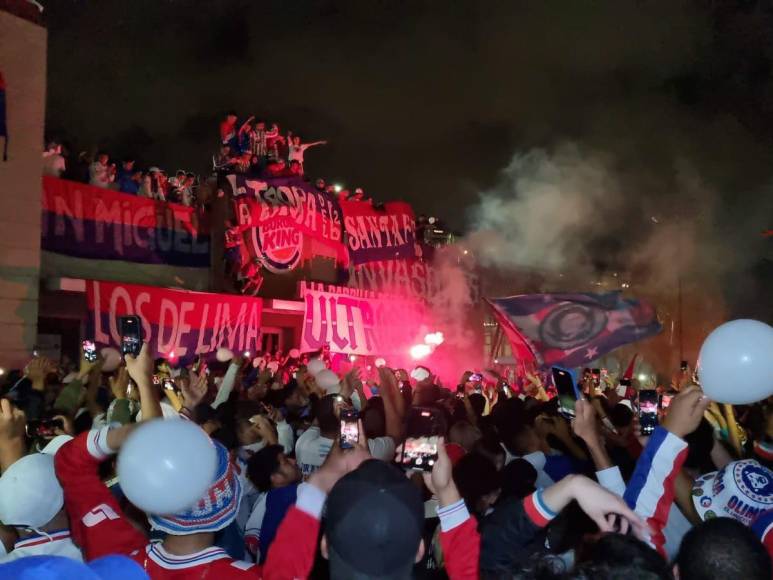 Aficionados del Olimpia celebran la conquista de la 37 en la capital