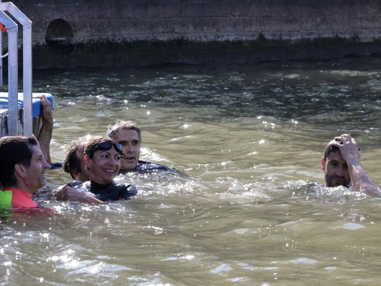 Anne Hidalgo, alcaldesa de París, nada en Río Sena para confirmar descontaminación