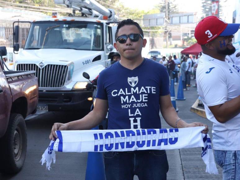 Fiesta bicolor: así se vive el ambiente en las afueras del Estadio