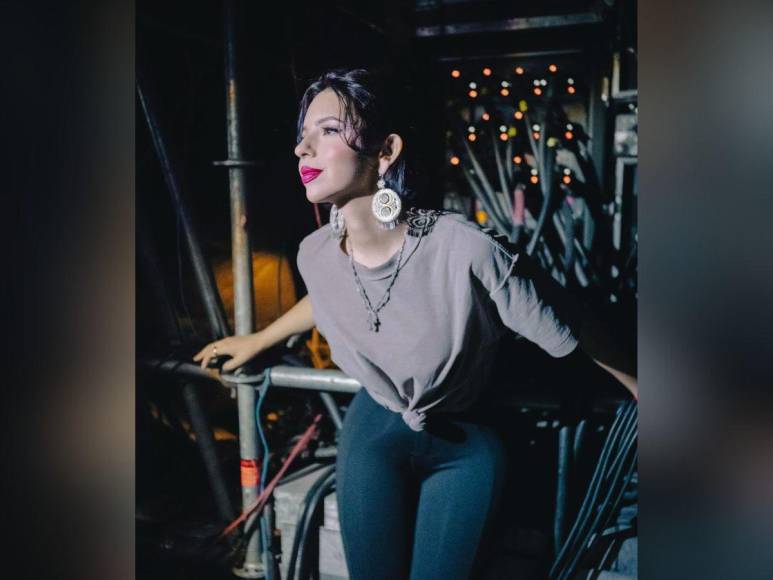 ¿La cantante Ángela Aguilar usa almohadillas para marcar su figura? Esto se sabe