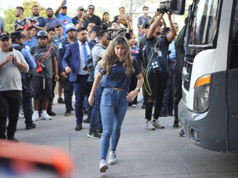 Hermosas chicas roban miradas en la final de ida Motagua-Olimpia