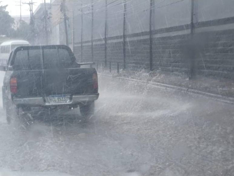 Fuertes lluvias provocan inundaciones en las calles de la capital