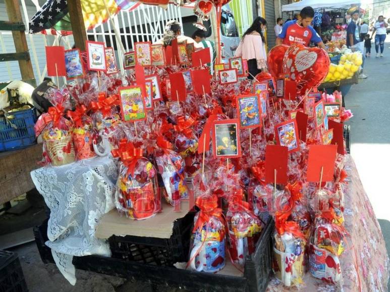 Comercios y calles se llenan de flores y detalles por el Día de San Valentín (Fotos)